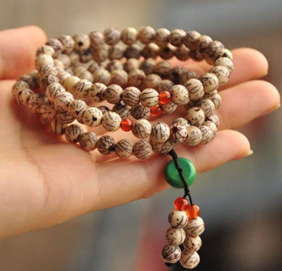 佛珠的组成有母珠、子珠、隔珠、弟子珠，记子留和一些饰物-手串