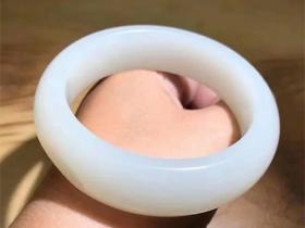 和田玉手镯多少钱