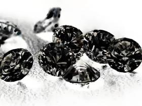 探索黑色宝石的奥秘:稀有特性与文化象征解析