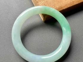 翡翠手镯价格:为何它能从千元到千万?