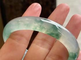 冰种翡翠手镯:通透如冰的极致之美