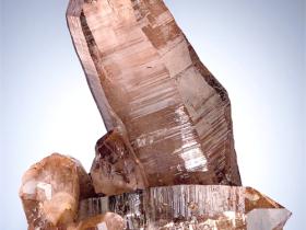 烟水晶:大地孕育的能量之石,守护身心的天然瑰宝