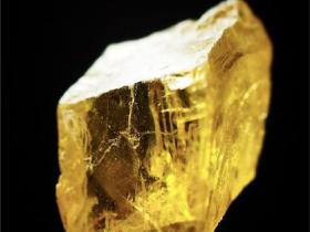 天然黄水晶:阳光凝结的财富与能量之源