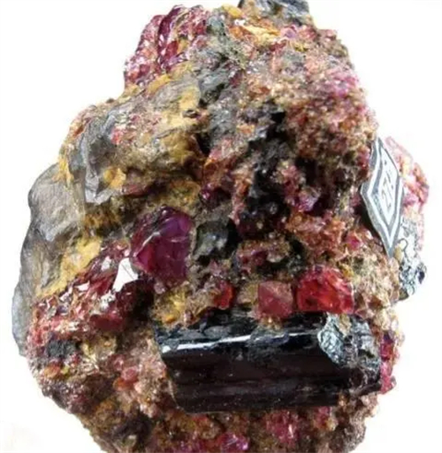 红硅硼铝钙石是什么