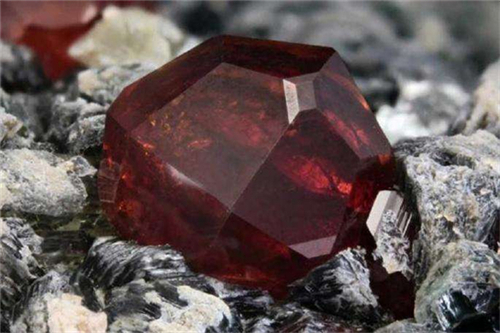 红硅硼铝钙石是什么